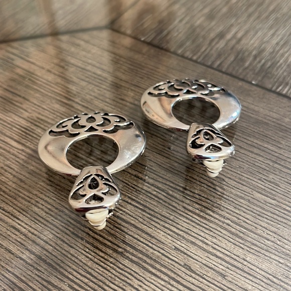 Vintage Silver-tone Door Knocker Clip Earrings, Floral Design - Picture 4 of 13